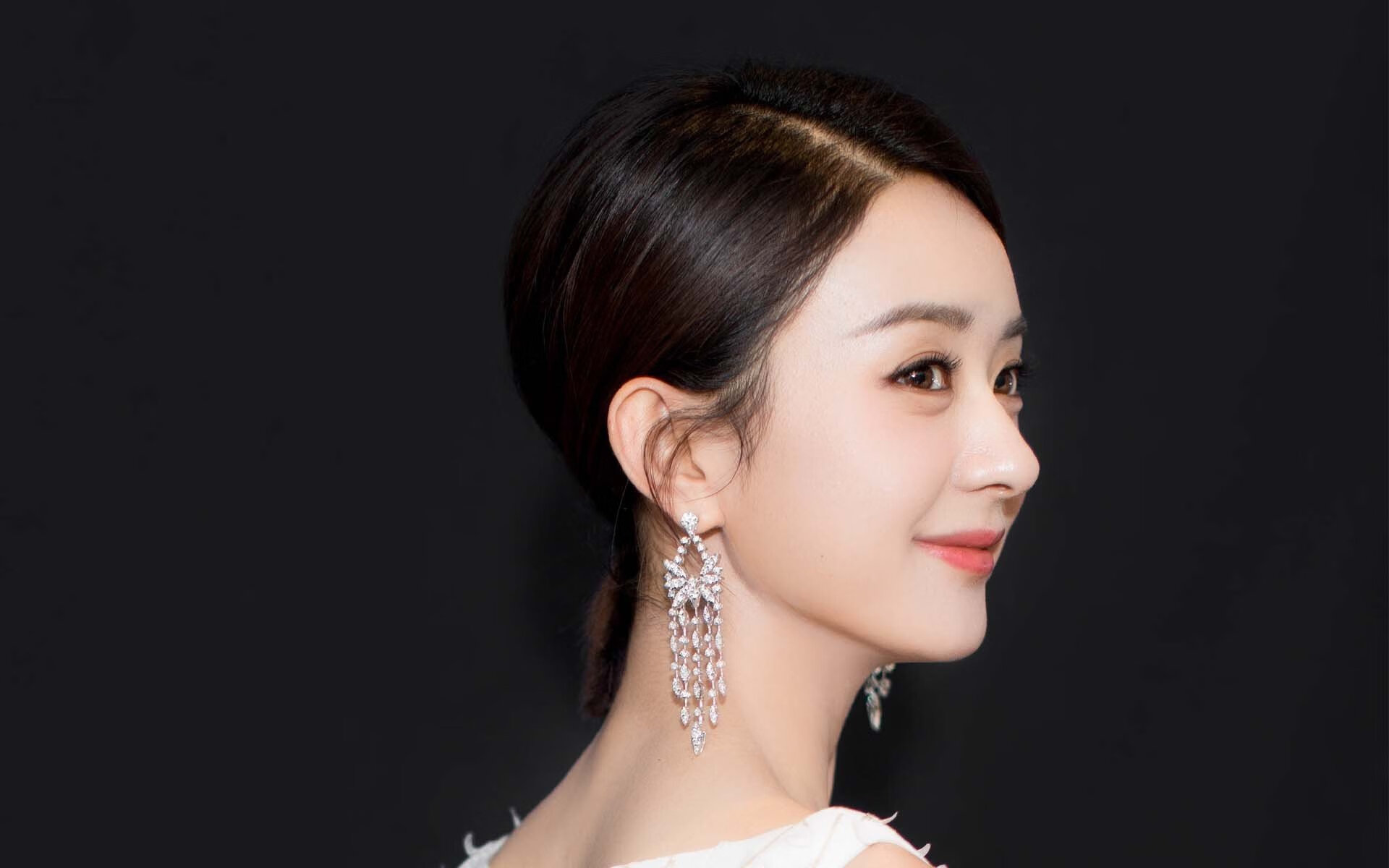 摩纳哥中后卫传中稳准，在攻防中有所贡献，摩纳哥著名后卫