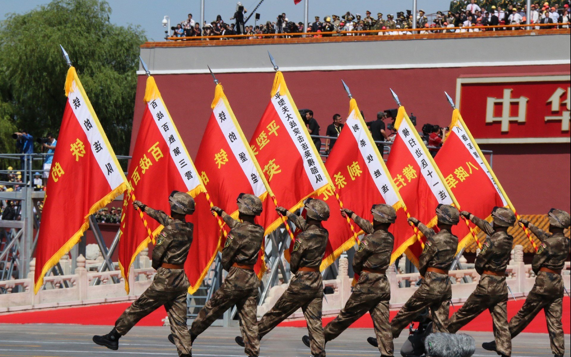 比赛现场球迷热情高涨，呐喊声不断，比赛现场球迷热情高涨,呐喊声不断