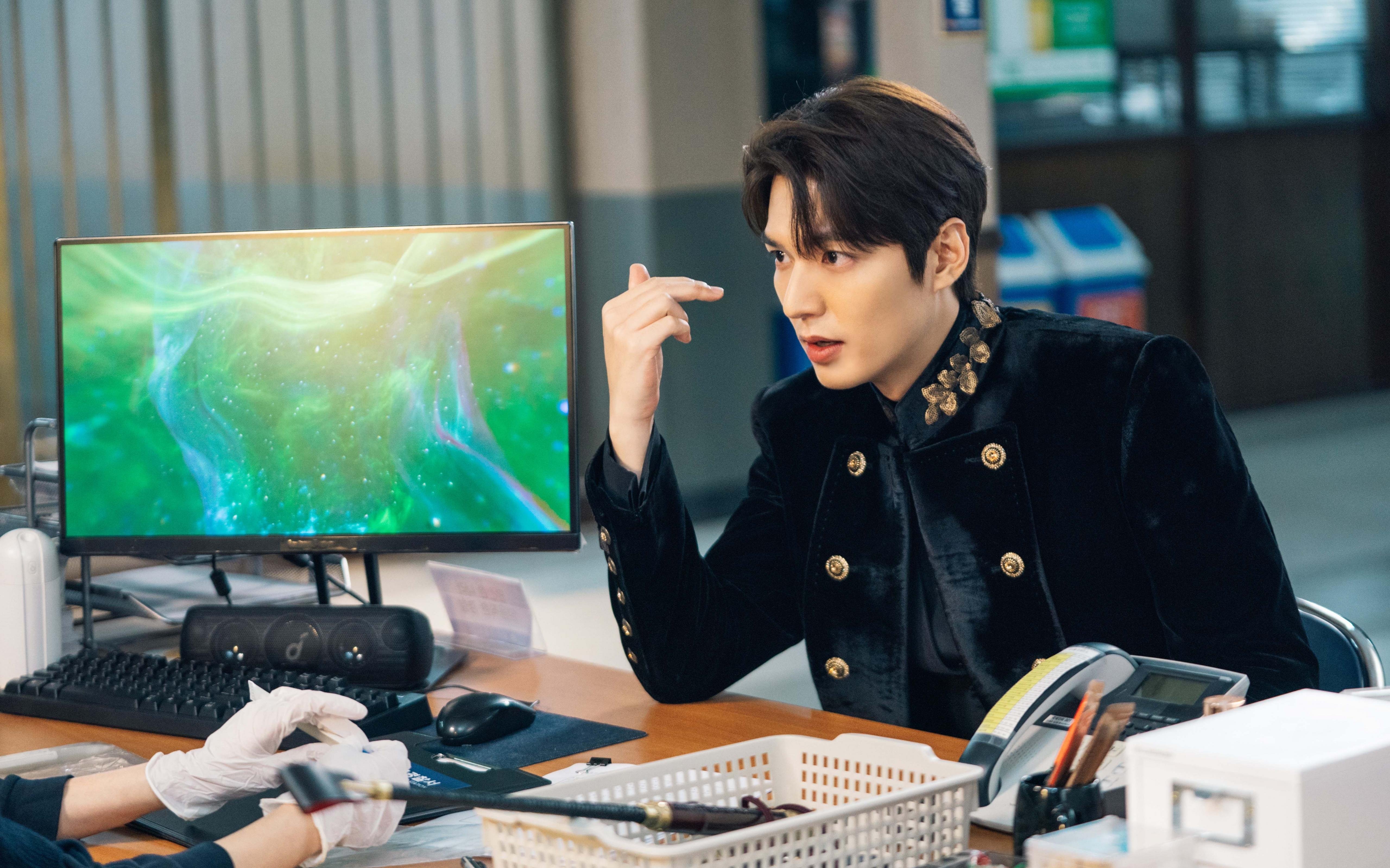 比赛现场观众热情高涨，为双方加油助威，竞技比赛加油助威词